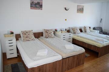 Фото номера Четырехместный номер Делюкс Отели типа «постель и завтрак» Pensiunea Corbeanca - cazare si evenimente г. Corbeanca 2